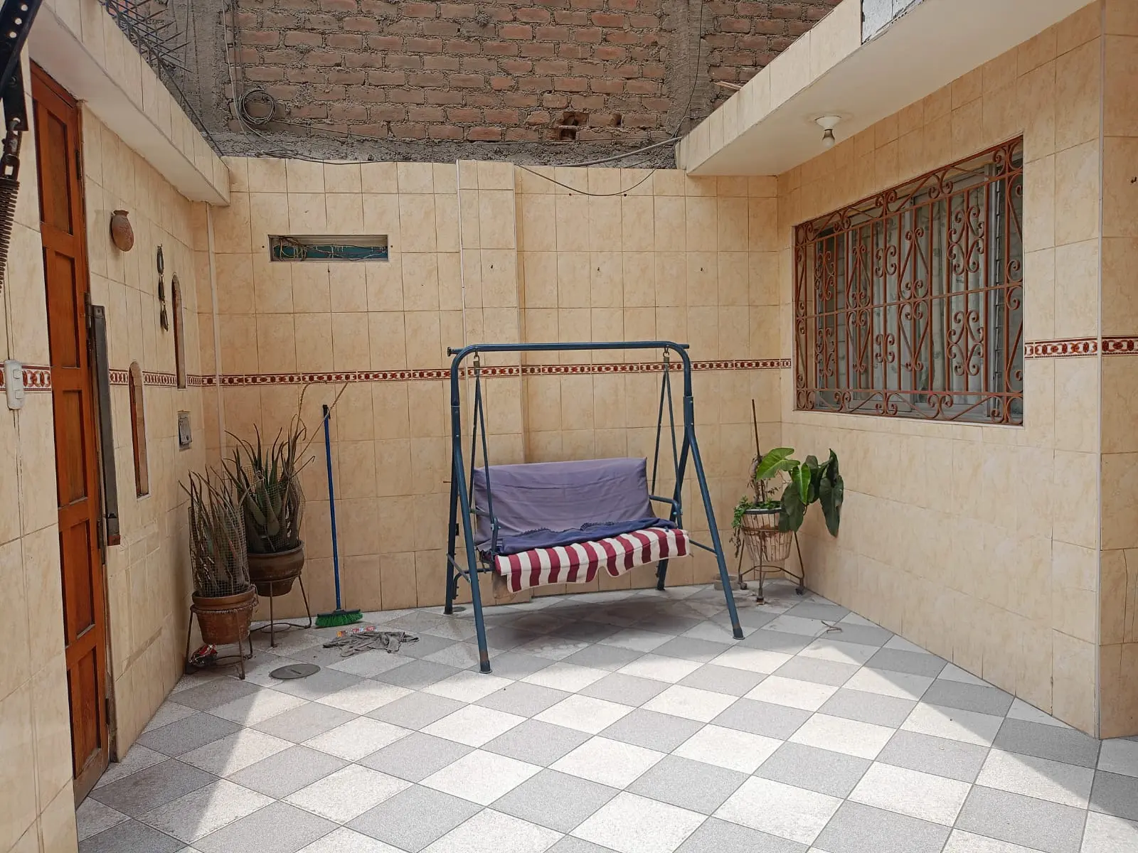 VENDO CASA DE 120 M2. URB. TOMAS VALLE 