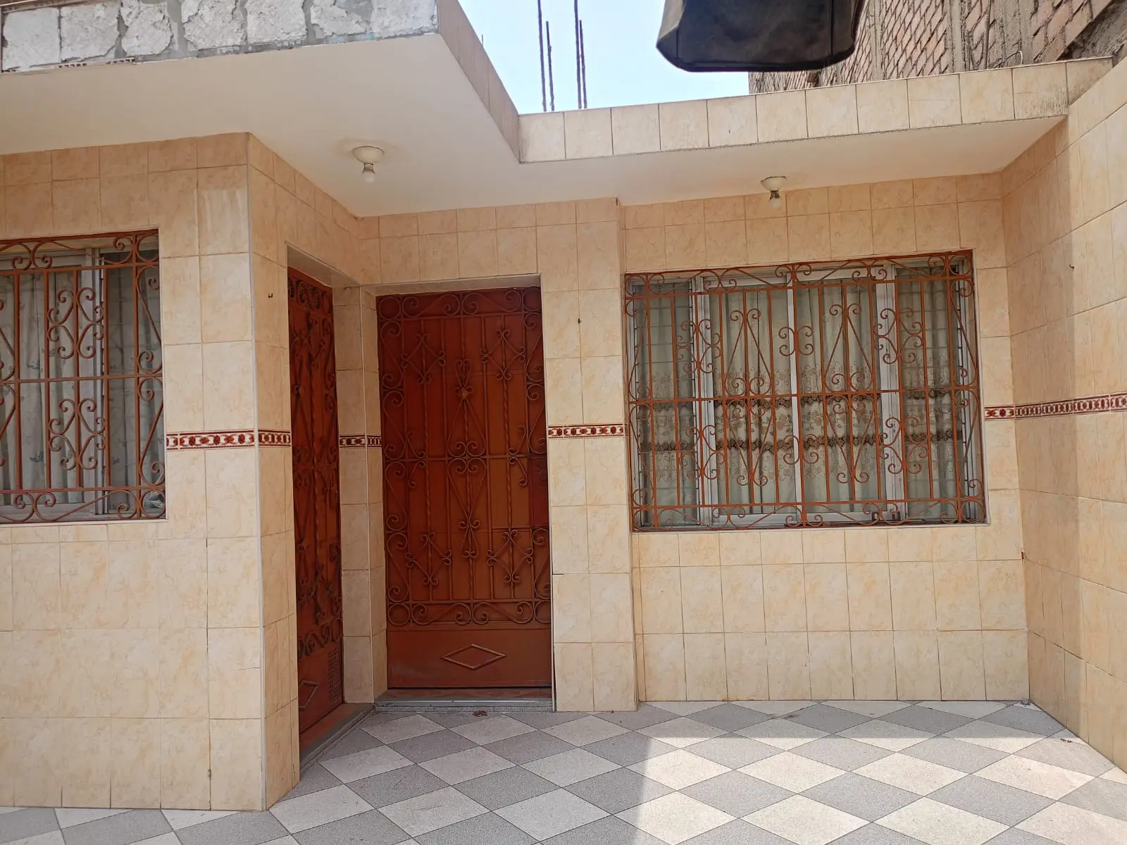 VENDO CASA DE 120 M2. URB. TOMAS VALLE 